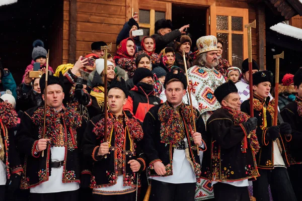 KRYVORIVNYA, UKRAINE - 7 JANVIER 2019 : Les Gutsuls (montagnards des Carpates) chantent des chants de Noël (Kolyadki ) — Photo