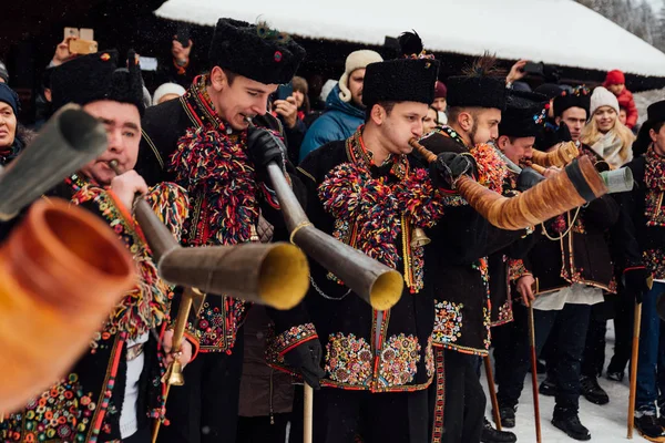 Kryvorivnia, Ucraina - 7 gennaio 2019: Koliadnyky hutzuliano famoso di Kryvorivnia che canta canti natalizi e suona sul tradizionale corno trembita. . Vecchie tradizioni natalizie invernali dei Carpazi  . — Foto Stock