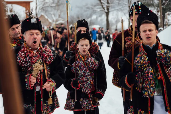 Kryvorivnia, Ukrajna - 2019. január 7.: Híres hutzulian Koliadnyky Kryvorivniából karácsonyi dalokat énekel és menetel az ősi fatemplom körül. A Kárpátok régi téli hagyományai. — Stock Fotó