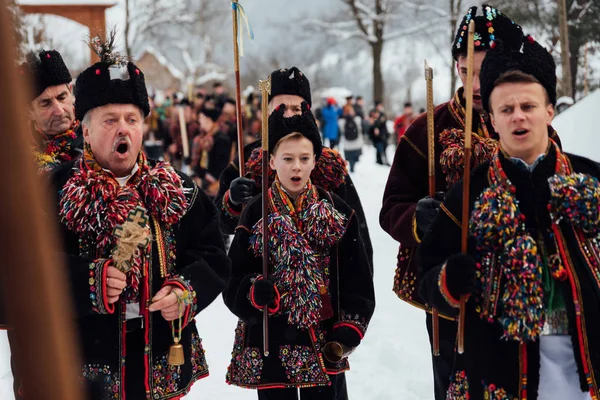 Kryvorivnia, Oekraïne - 7 januari 2019: Beroemde hutzuliaanse Koliadnyky van Kryvorivnia zingt kerstliederen en marcheert rond oude houten kerk. Oude wintertradities van de Karpaten. — Stockfoto