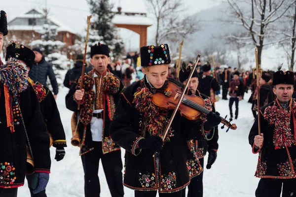 Kryvorivnia, Ucraina - 7 gennaio 2019: Koliadnyky hutzuliano famoso di Kryvorivnia che canta canti natalizi e marcia intorno all'antica chiesa di legno. Vecchie tradizioni invernali delle montagne dei Carpazi . — Foto Stock