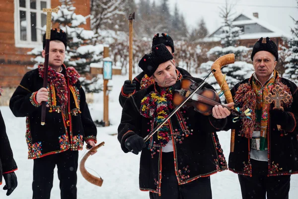 Kryvorivnia, Oekraïne - 7 januari 2019: Beroemde hutzuliaanse Koliadnyky van Kryvorivnia zingt kerstliederen en marcheert rond oude houten kerk. Oude wintertradities van de Karpaten. — Stockfoto