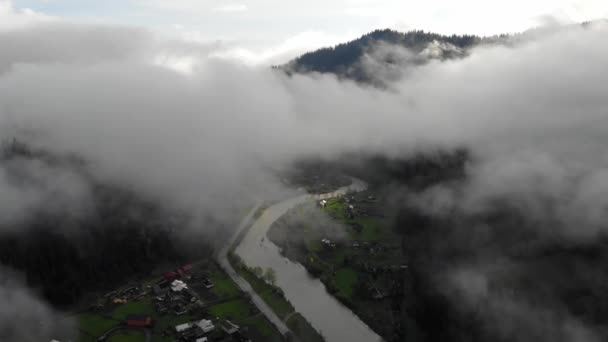 Aerial View Misty Forest Flying Clouds Mountains Suburbs Forest Village — Stockvideo