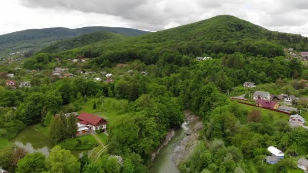 Aerial Drone Footage View Vlucht Lente Bergdorp Met Bos Zonsopgang — Stockvideo