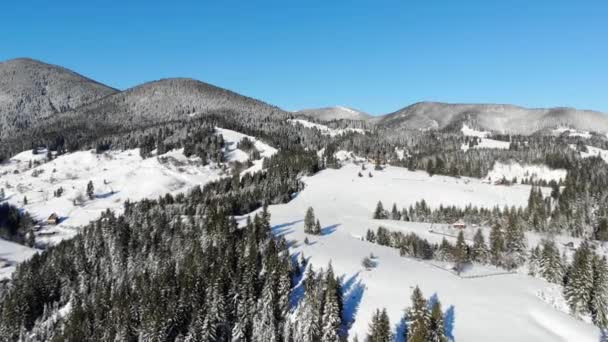 Luftaufnahme Von Schneebedeckten Bergen Winter Sonnigen Tagen — Stockvideo