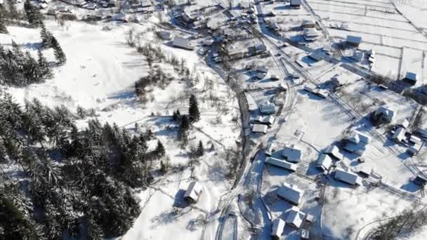 Ειρηνική Μικρή Πόλη Κάτω Από Βαθύ Φρέσκο Χιόνι Νωρίς Πρωί — Αρχείο Βίντεο