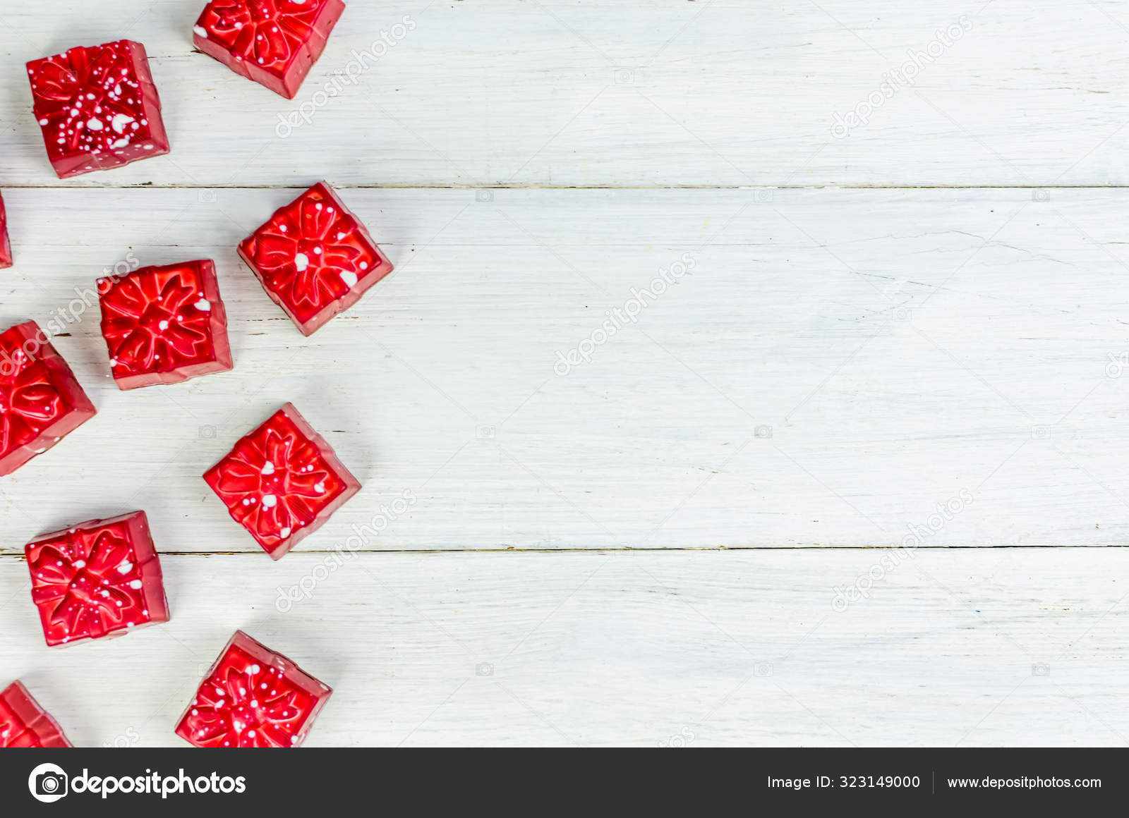 圣诞节 除夕夜 背景 红糖 白色背景的礼物形式 图库照片 C Iloli