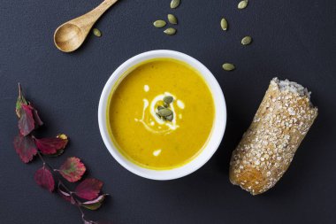 Kremalı ve tohumlu kabak çorbası.