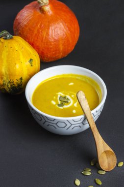 Kremalı ve tohumlu kabak çorbası.