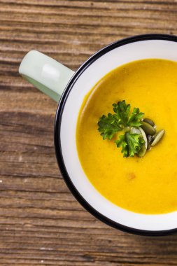 Emaye kupa, kabak çekirdeği ve maydanoz, balkabağı çorbası görünümü kapatın