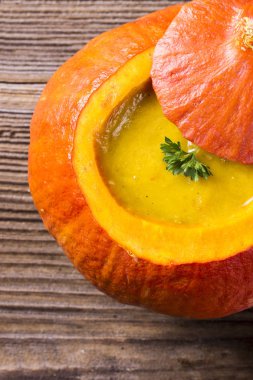 Balkabağı çorbası bir kabak, closeup üstten görünüm içinde hizmet