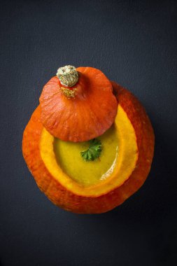 Balkabağı çorbası bir kabak içinde hizmet