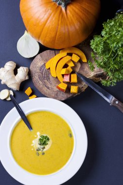 Krem ve backg maddeler ile tohum ile kabak çorbası