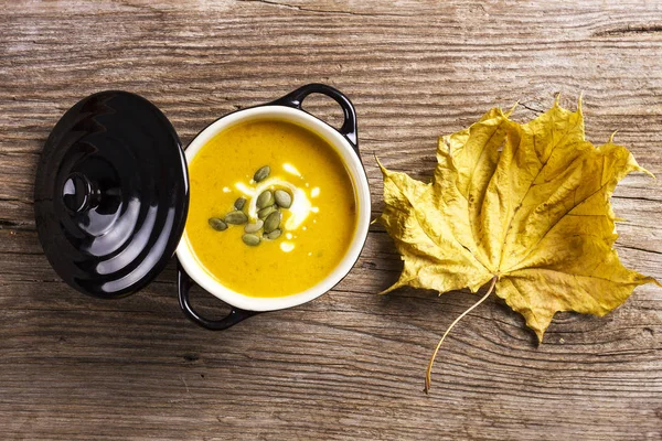 Pumpkin soup with cream and seeds — Stock Photo, Image