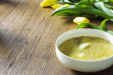 Ekşi çavdar çorba ahşap bir masa üzerinde