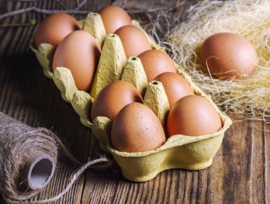 Yumurta, saman, jüt halat ahşap bir masa üzerinde