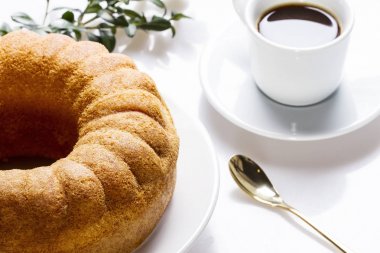 Taze kek ve kahve beyaz bir tabloda, portre