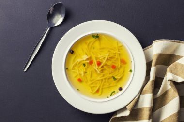 Lezzetli tavuk çorbası bir seramik çorba yemek ve soyulmuş mutfak t