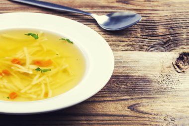 Tavuk çorbası bir beyaz seramik çorba plaka