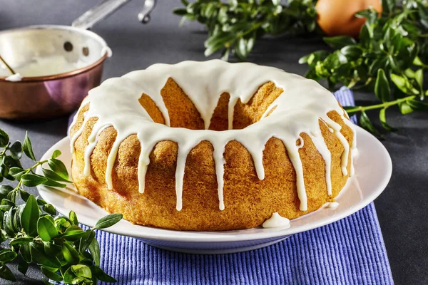 Glasierte Ostertorte auf dunklem Hintergrund — Stockfoto