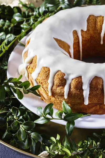 Hausgemachter traditioneller Osterkuchen umgeben von Buchsbaum — Stockfoto