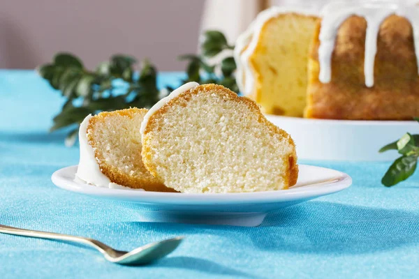 Scheiben Osterkuchen auf einem weißen Keramikteller — Stockfoto