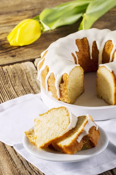 Osterkuchen auf einem Holztisch mit einer Tulpe im Hintergrund — Stockfoto