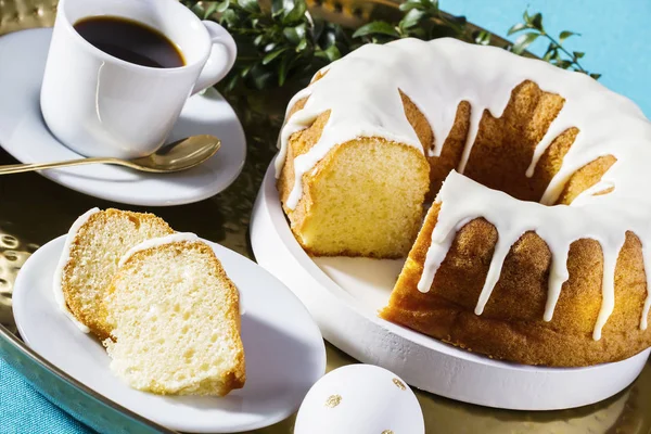 Leckerer Kuchen und eine Tasse Kaffee als Dessert — Stockfoto