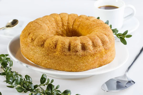Tradidtional 부활절 bundt 케이크와 신선한 회 양 목 — 스톡 사진