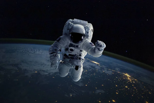 Astronaute dans l'espace. Contexte Terre. Éléments de cette image fournis par la NASA — Photo