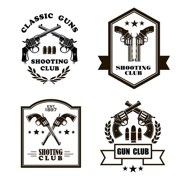 4 черно-белых плаката с револьверами
