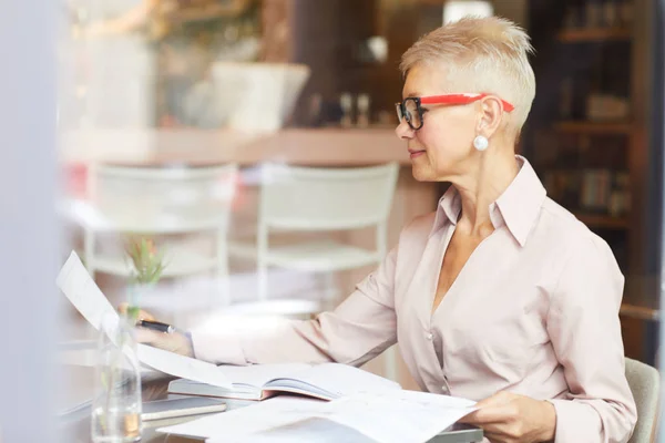 Maturo Elegante Donna Affari Occhiali Che Lavoro Carta Mentre Seduto — Foto Stock