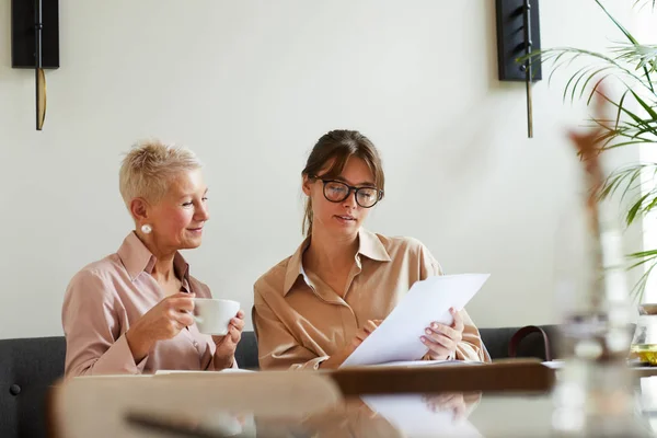 Jonge Zakenvrouw Tonen Zakelijke Contract Aan Volwassen Collega Tijdens Het — Stockfoto