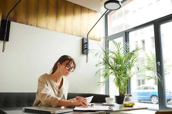 Ung Affärskvinna Glasögon Som Koncentrerar Sig Arbete Sittande Vid Bordet — Stockfoto