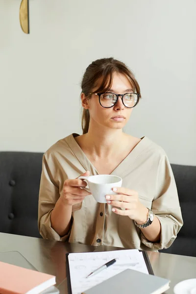 Joven Mujer Negocios Con Anteojos Sentada Mesa Con Documentos Pensando — Foto de Stock