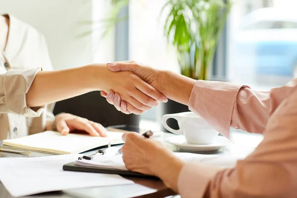Close Two Businesswomen Shaking Hands While Discussing Contract Business Meeting — Stock Photo, Image
