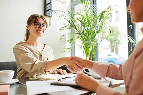 Succesvolle Jonge Zakenvrouw Bril Die Hand Schudt Aan Partner Glimlacht — Stockfoto