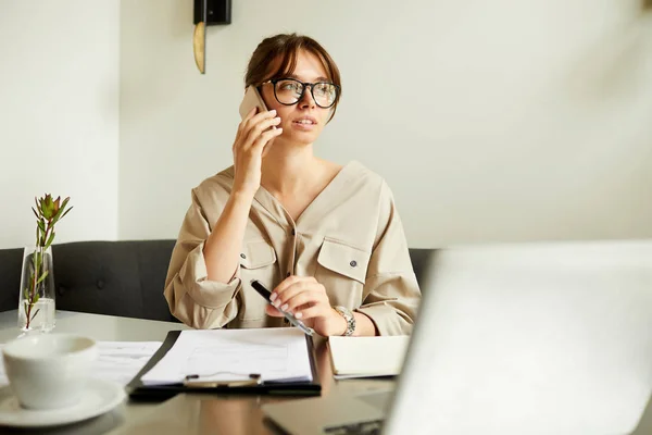 Joven Mujer Negocios Con Anteojos Sentada Mesa Frente Laptop Hablando — Foto de Stock