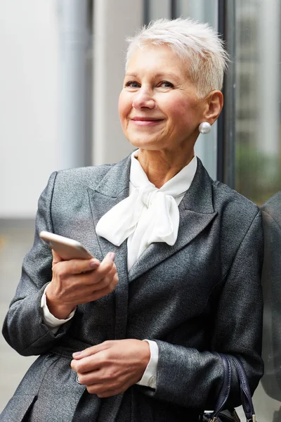 Ritratto Una Bella Manager Matura Che Sorride Alla Telecamera Mentre — Foto Stock