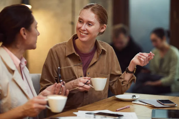 Jeune Femme Affaires Souriante Parlant Collègue Table Buvant Café Café — Photo