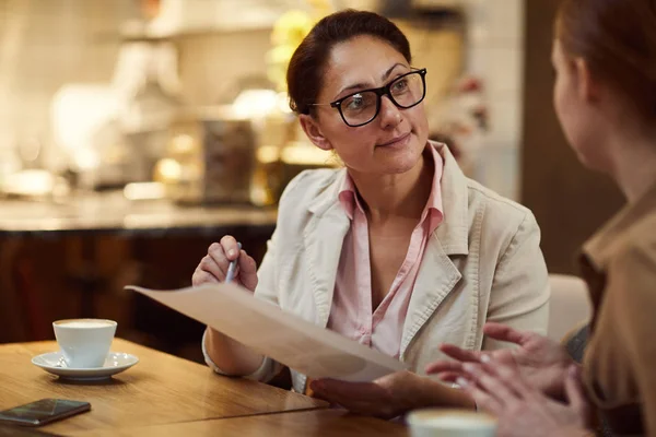 Gözlüklü Olgun Bir Kadını Görüşmesi Sırasında Sözleşmesini Restoranda Tartışıyor — Stok fotoğraf
