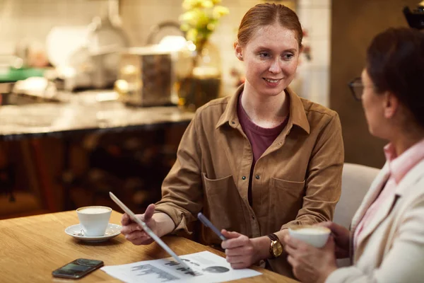 Jonge Glimlachende Zakenvrouw Met Behulp Van Tablet Het Bespreken Van — Stockfoto