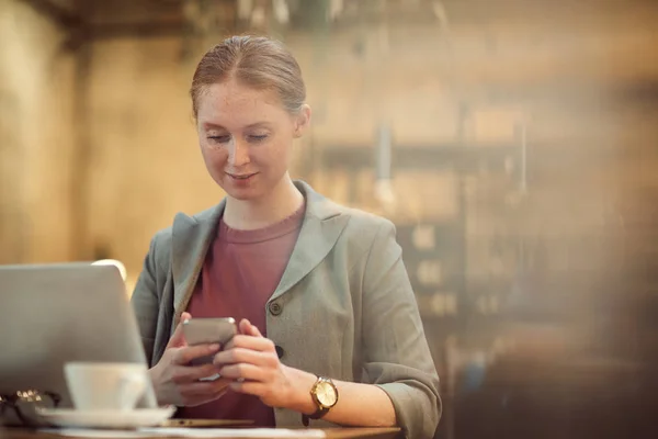 Junge Geschäftsfrau Benutzt Handy Während Sie Tisch Vor Laptop Café — Stockfoto