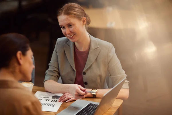 Succesvolle Jonge Zakenvrouw Wijst Naar Laptop Bespreekt Met Partner Financieel — Stockfoto