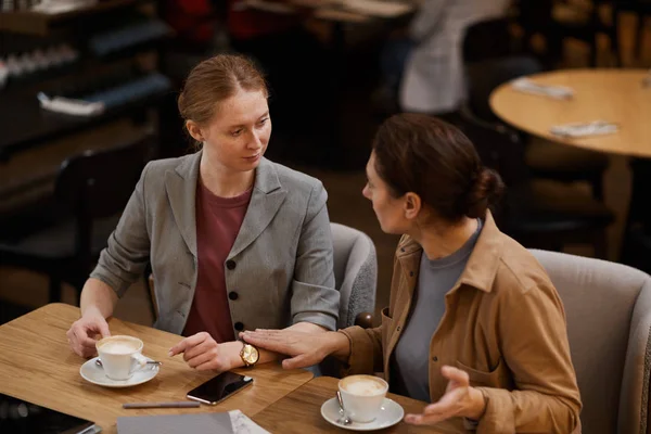 Twee Jonge Zakenvrouwen Die Koffie Drinken Werkmomenten Bespreken Tijdens Koffiepauze — Stockfoto