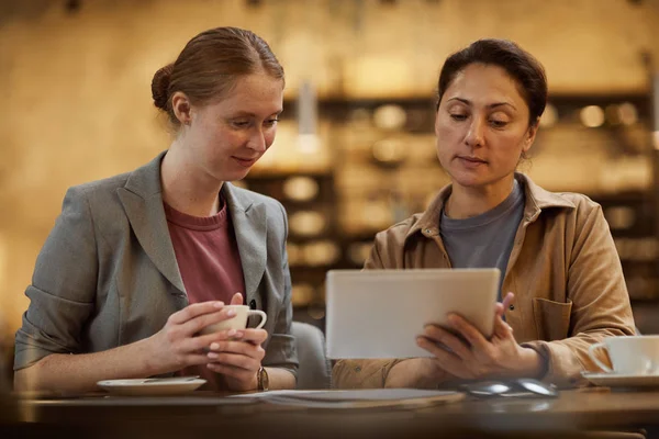 Deux Femmes Affaires Travaillant Ligne Utilisant Tablette Ensemble Table Dans — Photo