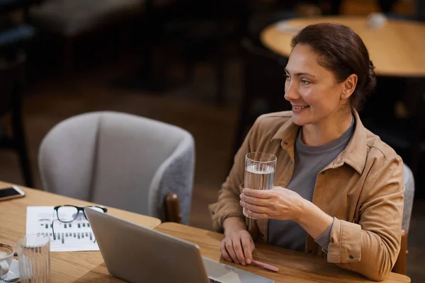 사업가가 카페에서 노트북과 문서들을 가지고 식탁에 마시고 휴식을 취하는 — 스톡 사진