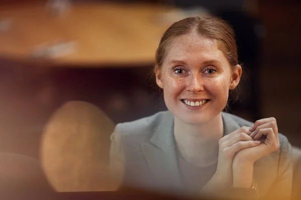 Sikeres Vörös Hajú Üzletasszony Portréja Amint Kamera Előtt Mosolyog Miközben — Stock Fotó