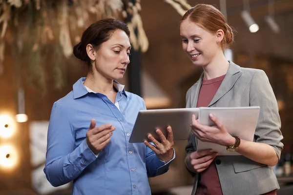 Twee Business Partners Staan Kijken Naar Monitor Van Digitale Tablet — Stockfoto