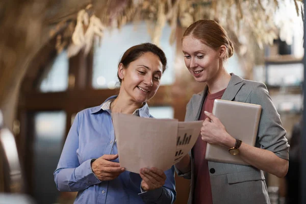 Deux Femmes Affaires Debout Souriantes Lisant Rapport Financier Satisfaites Des — Photo